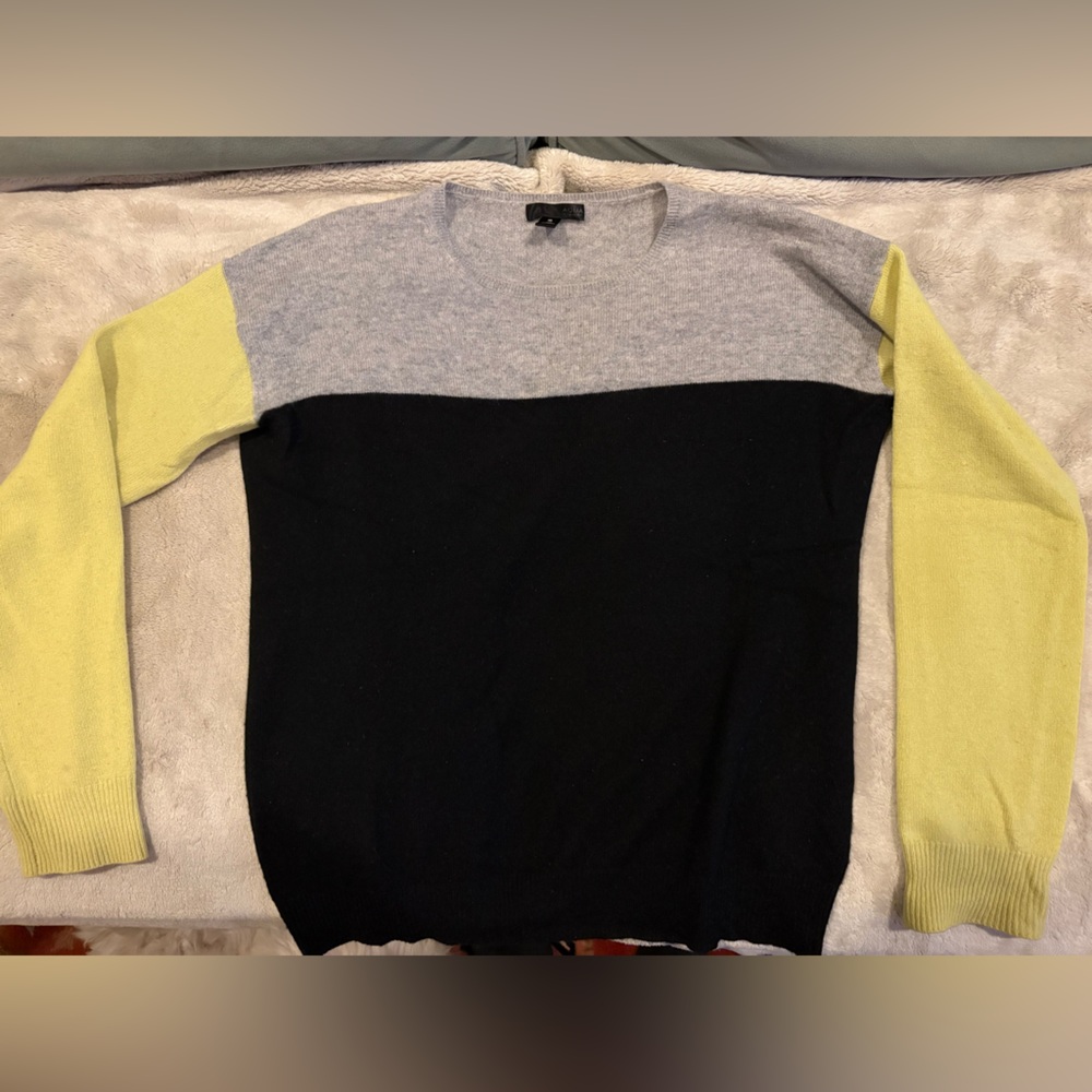 Aqua Wimens cashmere crewneck- black gray and yellow